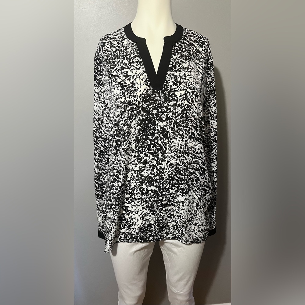 Kenneth Cole Black and White Abstract V-Neck Tunic